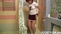 video かわいいティーンは彼女のルームメイトによって自慰行為を捕まえました sex