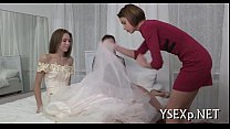 video そのベイビーは足を大きく開いて広げます sex