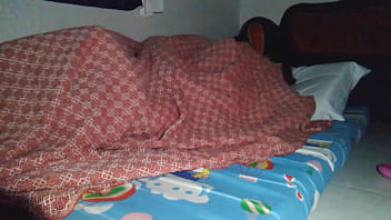 video partager un lit avec la bellemère sest transformé en un creampie inattendu sous le drap sex