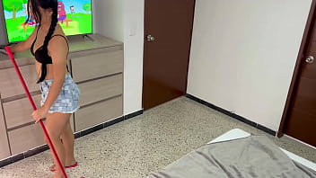 video моя сводная сестра убирает мою комнату а я плачу ей своим твердым членом и спермой в ее киску sex