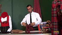video телочка с большими сиськами сосет твердый член перед тем как трахнуть ее в задницу на диване sex