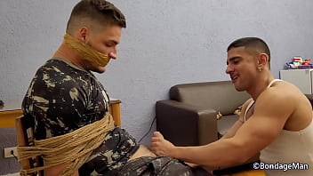video сэмюэл ходекер и лукас манчинни солдаты которые весело проводят время связанные и с кляпом во рту делают минет со sex