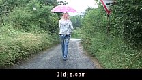 video おじいちゃんはスキニーティーンに性交で愛撫されます sex