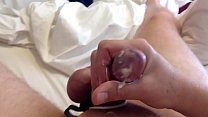 video 大量の精液を伴うクイックジャックオフセッション sex