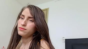 video 私の恥ずかしがり屋の義理の妹は彼女を激しくファックして彼女のマンコに中出しすることができるように爪を塗るように私を招待します sex