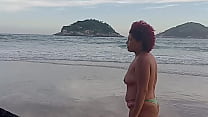 video покрасовался на пляже и в конце черный парень отсосал на камнях sex
