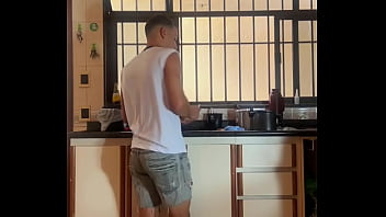video молодой парень приходит домой из школы после наказания моет посуду и получает от этого огромное удовольствие sex