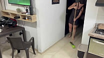 video пока моя сводная сестра убирает дом она начинает соблазнять меня своей вкусной попкой и просит жестко ее трахнуть sex