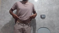 video молодой человек принимает приятную ванну sex