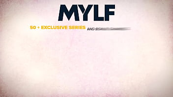 video учительница mylf позволяет ее сиськам немного соскользнуть чтобы ее ученики могли полюбоваться ее соском во время sex