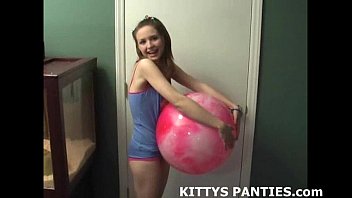 video симпатичная тинка китти читает журнал sex