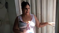 video моя сводная сестра принимает ванну у меня дома и просит меня о помощи и в итоге я трахаю ее в ее большую задницу sex