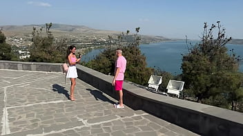 video незнакомец пригласил парочку на чай но случился битройничок его большой член трахнул сразу и в попку и в киску 379 sex