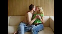video юная блондинка трахается на диване sex