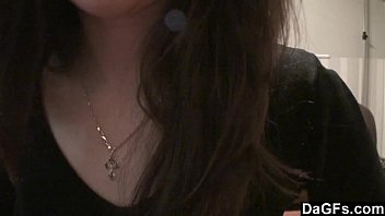 video dagfsホームアローンティーンはカムで彼女の小さな体を示しています sex