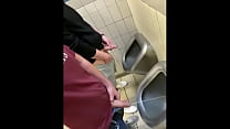 video 私は彼氏と一緒に公衆トイレの小便器でオナニーしその後彼はクルージング中に私の中にペニスを入れてきました sex