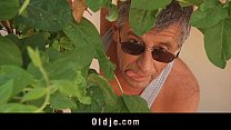 video 古いヘクターはエリカの若い小さなお尻を釘付け sex