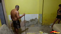 video соблазнить каменщика которого мой муж нанял для работы здесь пока он меня не съест sex