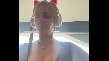 video тренируясь в спортзале я так много бегала что у меня вылезла грудь и я так возбудилась от этой сцены что промокла sex