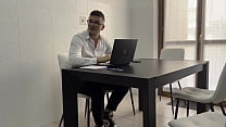 video сегодня моя секретарша пришла на работу одетая очень вызывающе и мастурбировала под столом я не удержался и sex