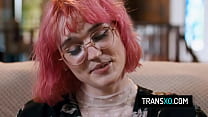 video транс девушка с яркорозовыми волосами клэр тенебрарум трахается со своим ангелом николь арией и дьяволом томми sex