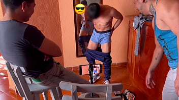 video ジムでのノンケイケメンの撮影会彼は裸で立っていて私たちは彼の美しいペニスをしゃぶりました sex