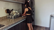 video моя сводная сестра делает работу по дому и в итоге сосет мой член sex