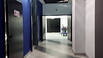 video 興奮した若いイケメンの男の子が公共の男性用トイレを巡りそこでペニスを撫でて大量の精液を発射する sex