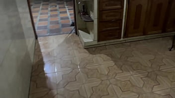video отчим наблюдает за задницей своей падчерицы когда она убирает на кухне в домашней пижаме sex