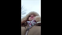 video пухлая милая девушка порвала колготки чтобы поиграть со своей мокрой киской в машине такси и пососать дилдо sex