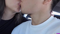 video 나는 내 이웃을 태워주었습니다 그녀는 너무 흥분하고 장난스러워서 결국 차에서 섹스를하게됩니다 공개 섹스 sex