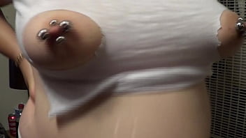 video жена с двойным пирсингом с экстремальными сосками в тряпках sex