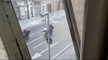 video собираясь за хлебом в шортах флы с большим членом без нижнего белья я вижу как этот бородатый парень дрочит мой sex