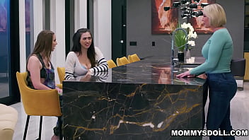 video падчерицы лэйни грей и хлоя сюрреал одолевают свою мачеху мелани монро заставляя ее согласиться на секс втроем sex