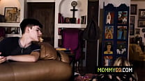 video горячая блондинкамачеха мона уэльс просит пасынка трахнуть ее в задницу раком sex