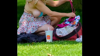 video 盗撮カメラ公共の公園で巨乳を露出する爆乳美女 sex