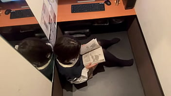 video когда я смотрела развратную книжку в интернеткафе я так возбудилась что засунула руку в штаны и ощупала ее рукой sex