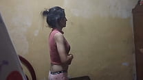 video я смотрел как сотрудница сервиса переодевалась и она пошла спать я зашёл к ней в комнату и трахнул её sex