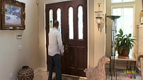 video стук в дверь привел к горячему и страстному сексу с большими силиконовыми сиськами sex
