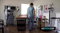 video горячая блондинкадоктор эмма хикс трахается со своим пациентом после того как застукала его за дрочкой sex