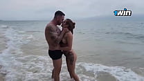 video я отвел молодую девушку на пустынный пляж и трахнул ее посреди камней sex