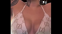 video ジムで胸のてっぺんが透けて見えるブラジャーを着て男性たちに見られてとてもムラムラしてきました足を伝う濡れたマンコ sex