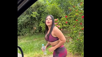 video 見知らぬ男が私のトレーニングを妨害し公共の場で彼の車の中でセックスするように私を説得しました sex