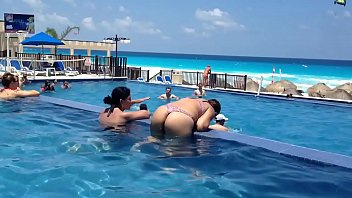 video огромные налготы выходят из бассейна sex