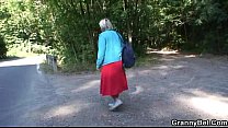 video 彼は外で古い雌犬を拾って前髪をします sex