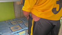 video サッカーをしているときにパートナーのペニスを見てトイレに行くときに私のペニスを取り出し自分の部屋で急遽しようと提案しましたが結局私たちは中にペニスを入れたままになりました sex