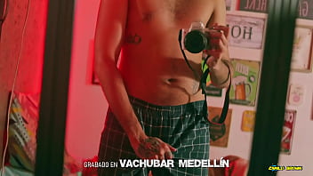 video латиноамериканка с большим необрезанным членом camilo brown дрочит перед сном и кончает в зеркало sex