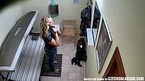 video милфаблондинка с большими сиськами загорает свое тело в солярии sex