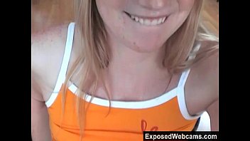 video かわいい金髪のグアはウェブカメラでそれをすべて示しています sex