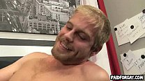video まっすぐなアマチュアの塊はお金のために彼のコックを引っ張る sex